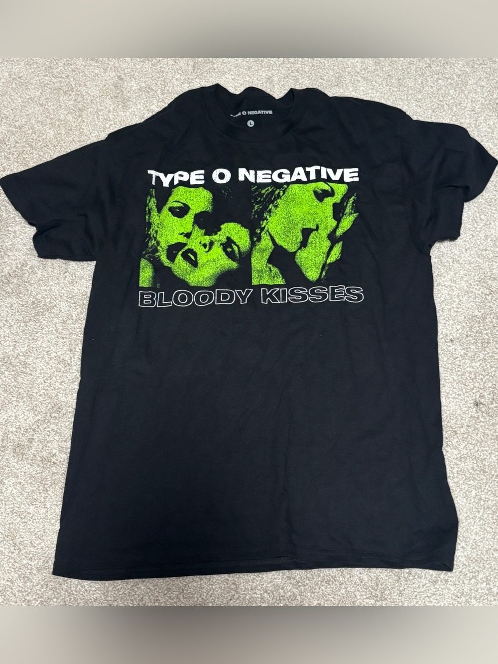 "Bloody Kisses" TYPE O NEGATIVE Black Graphic T-Shirt (unisex large)